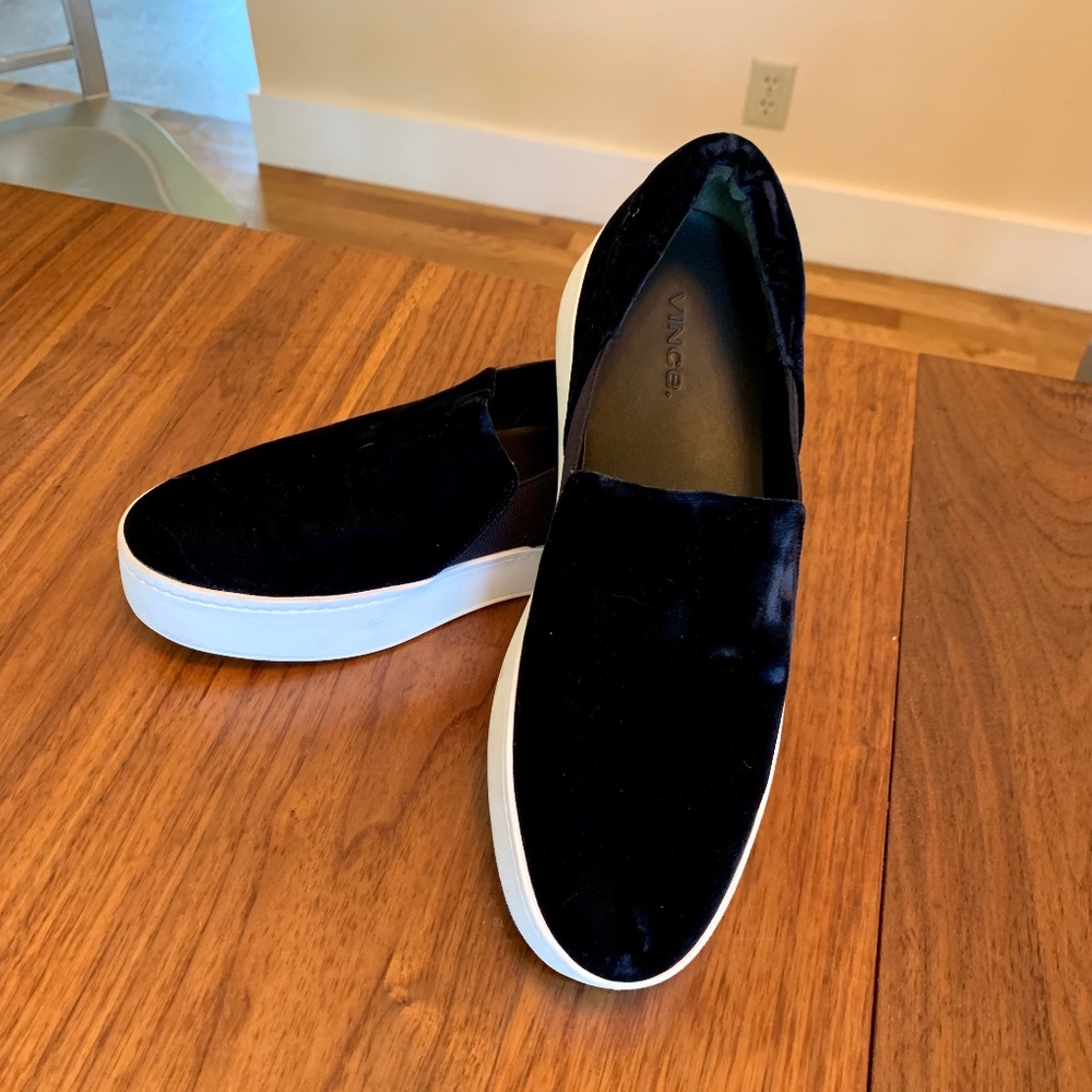 Vince Warren Size 8.5 Deep Navy Velvet